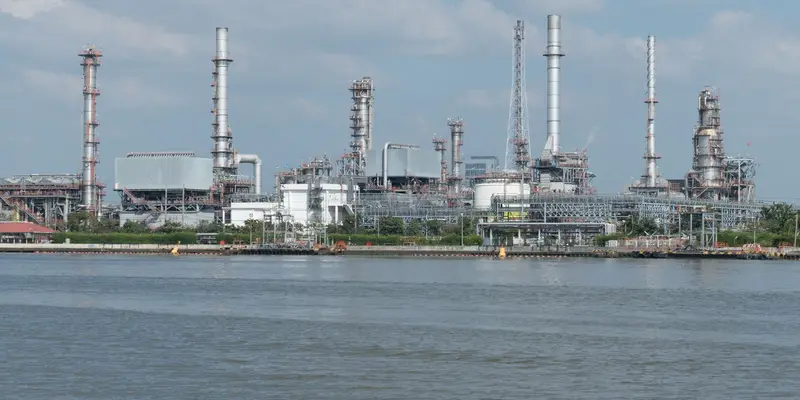 Processing plant with columns and stacks beside the water